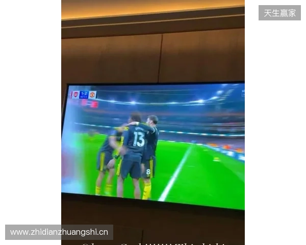 齐尔克泽晒在家看直播照片：我的天哪！！多古太牛了！